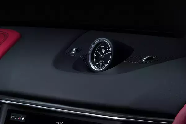 メーターも液晶！　ボタンもタッチパネル化！　車内総デジタル化のなか「時計」だけ「アナログ」を使用する高級車が多いワケ