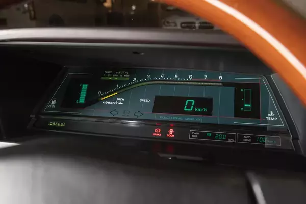 「メーターも液晶！　ボタンもタッチパネル化！　車内総デジタル化のなか「時計」だけ「アナログ」を使用する高級車が多いワケ」の画像