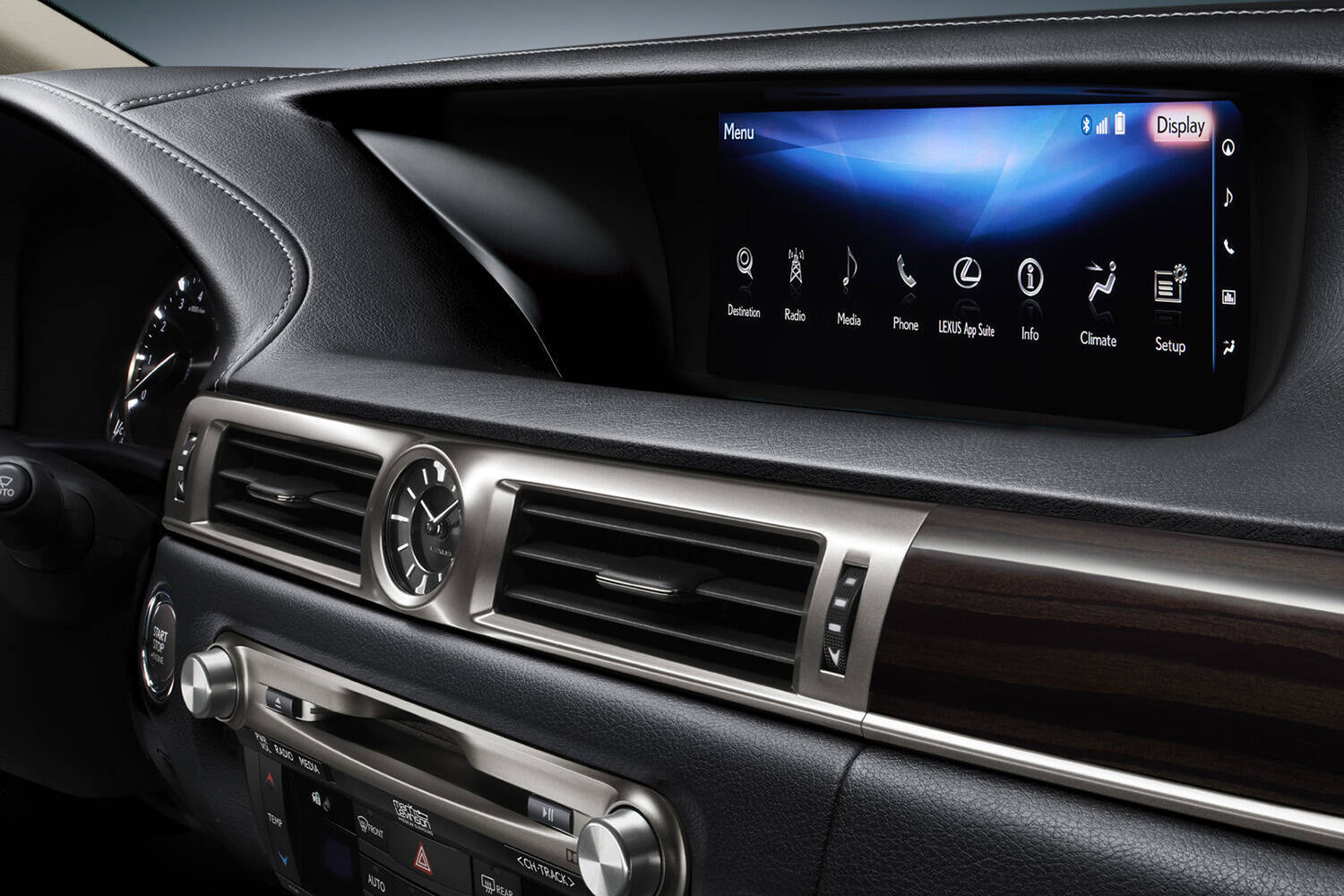 メーターも液晶！　ボタンもタッチパネル化！　車内総デジタル化のなか「時計」だけ「アナログ」を使用する高級車が多いワケ