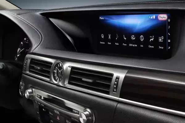 「メーターも液晶！　ボタンもタッチパネル化！　車内総デジタル化のなか「時計」だけ「アナログ」を使用する高級車が多いワケ」の画像