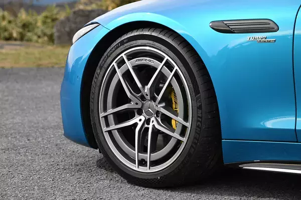 「【試乗】メルセデスAMG SLは「重厚」から「スポーティ」へ路線変更！　さらに４気筒化したのにその価値はマシマシなワケ」の画像