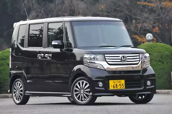 「「フィット」「プリウス」「ワゴンＲ」……かつてバカ売れしたクルマのいまは？　最盛期と現在を比べてみた」の画像