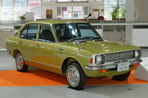 「「フィット」「プリウス」「ワゴンＲ」……かつてバカ売れしたクルマのいまは？　最盛期と現在を比べてみた」の画像