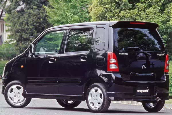 「「フィット」「プリウス」「ワゴンＲ」……かつてバカ売れしたクルマのいまは？　最盛期と現在を比べてみた」の画像