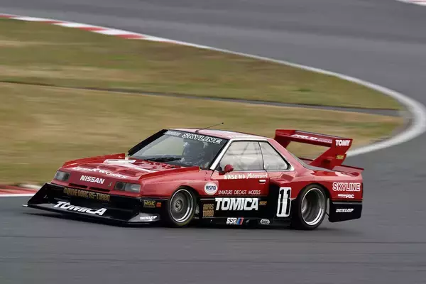 「自ら名乗った「史上最強」に偽りなし！　鉄仮面の異名をとったR30スカイラインは西部警察にレースに逸話の宝庫だった」の画像