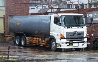 石油運搬でお馴染みのタンクローリーと似て非なる「バルク車」！　意外と知らない「粉」の運び方