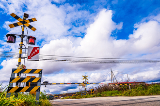 あれ？　踏切って窓を開けて通過って教習所で習った気がするけどやらないと違反？　法律上の正しいルールとは