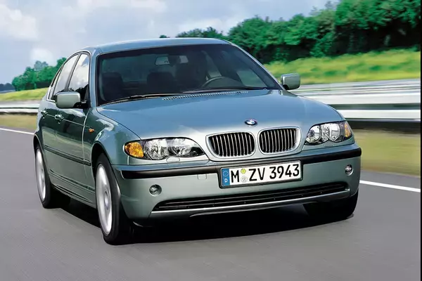 「とにかく目立つどデカイ縦型グリルは原点回帰！　ここに至るまでのBMWのデザインを振り返ってみた」の画像