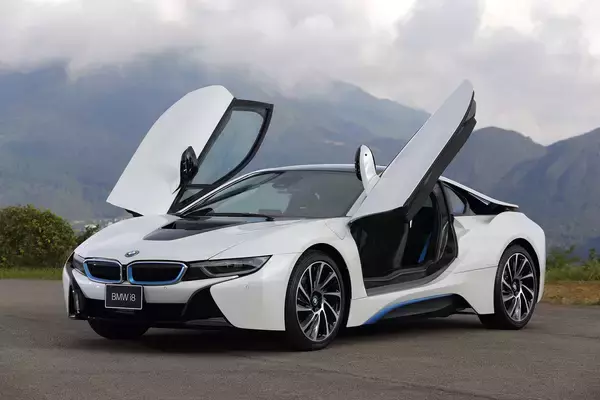 「とにかく目立つどデカイ縦型グリルは原点回帰！　ここに至るまでのBMWのデザインを振り返ってみた」の画像