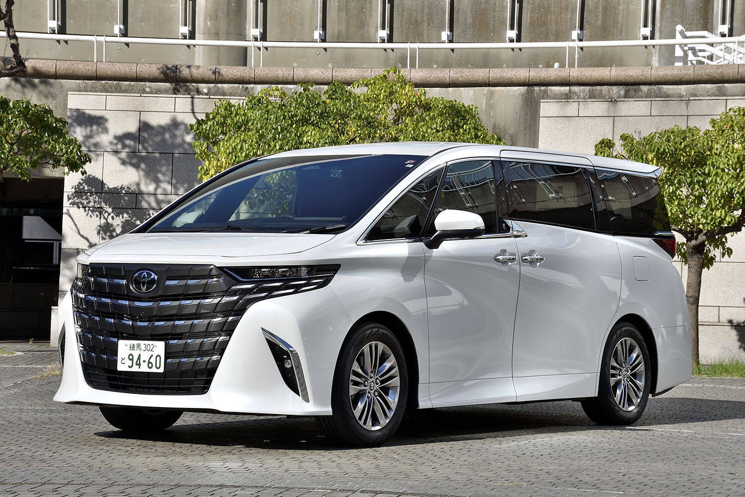 【試乗】新型アルファードの２列目席は豪華さと快適さがヤバい！　走りも大幅進化したが一般道では少し気になる点もアリ