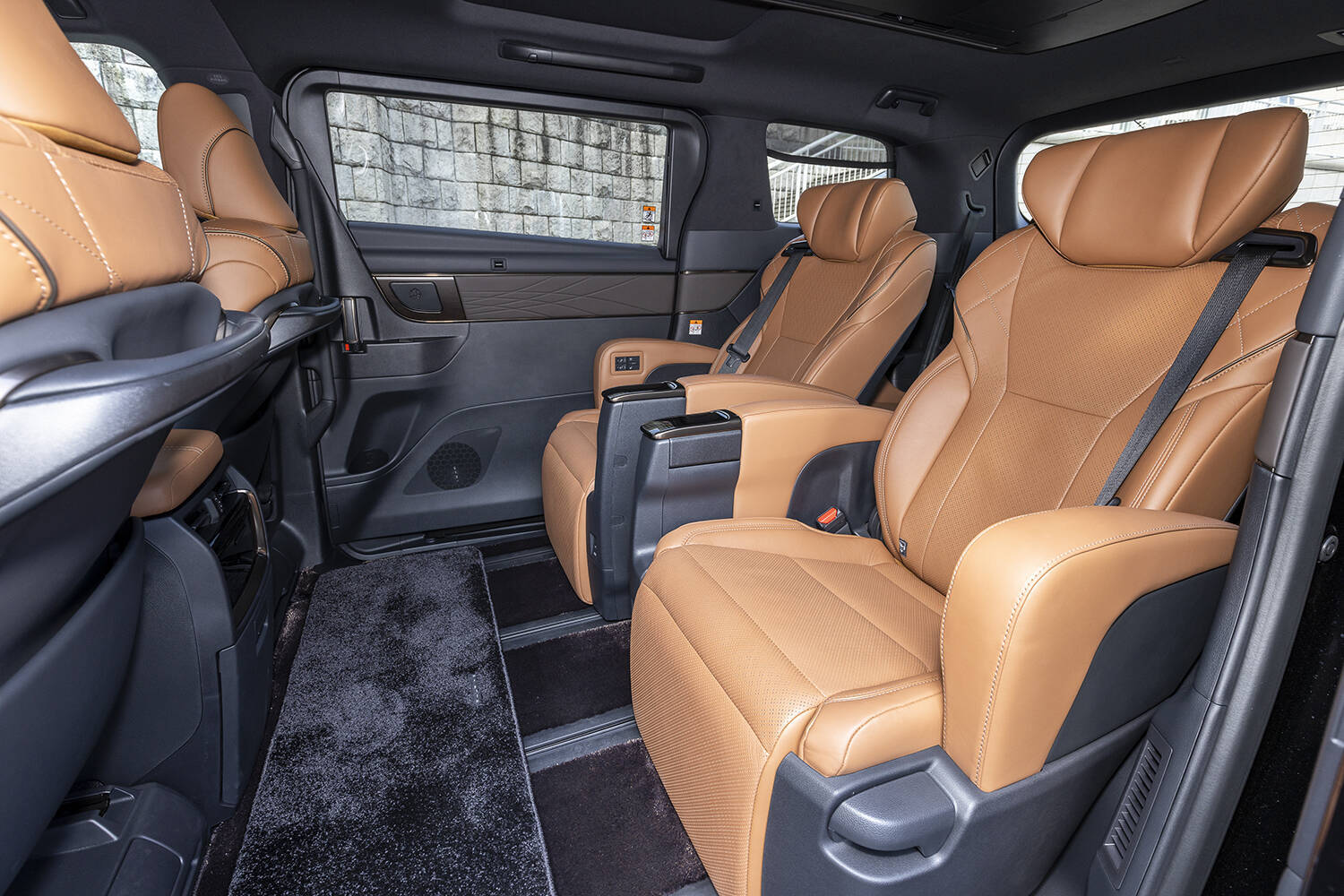 【試乗】新型アルファードの２列目席は豪華さと快適さがヤバい！　走りも大幅進化したが一般道では少し気になる点もアリ