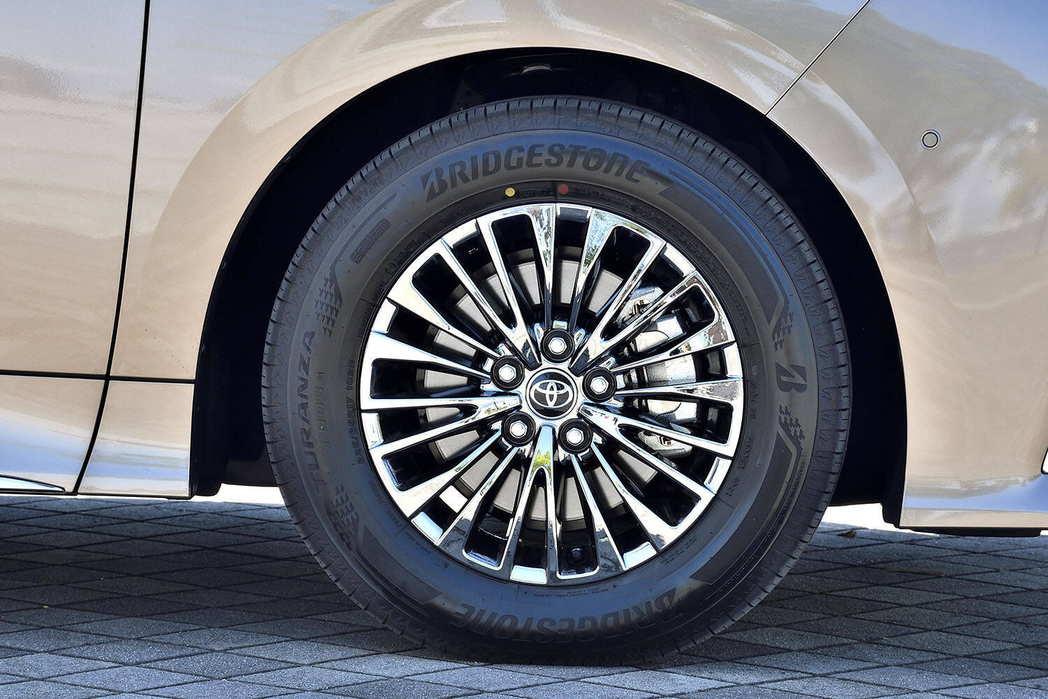 【試乗】新型アルファードの２列目席は豪華さと快適さがヤバい！　走りも大幅進化したが一般道では少し気になる点もアリ