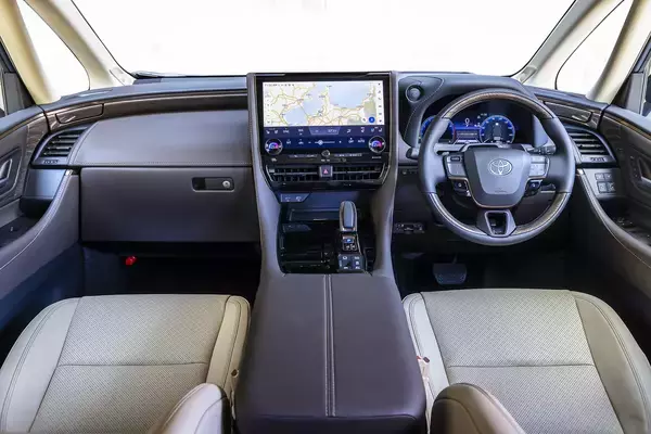 「【試乗】新型アルファードの２列目席は豪華さと快適さがヤバい！　走りも大幅進化したが一般道では少し気になる点もアリ」の画像