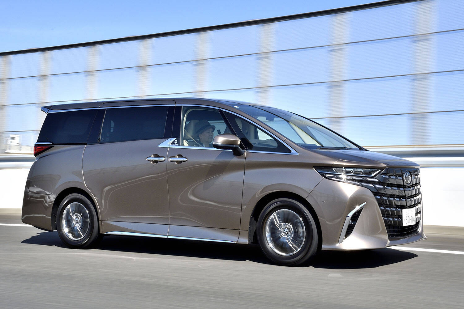 【試乗】新型アルファードの２列目席は豪華さと快適さがヤバい！　走りも大幅進化したが一般道では少し気になる点もアリ