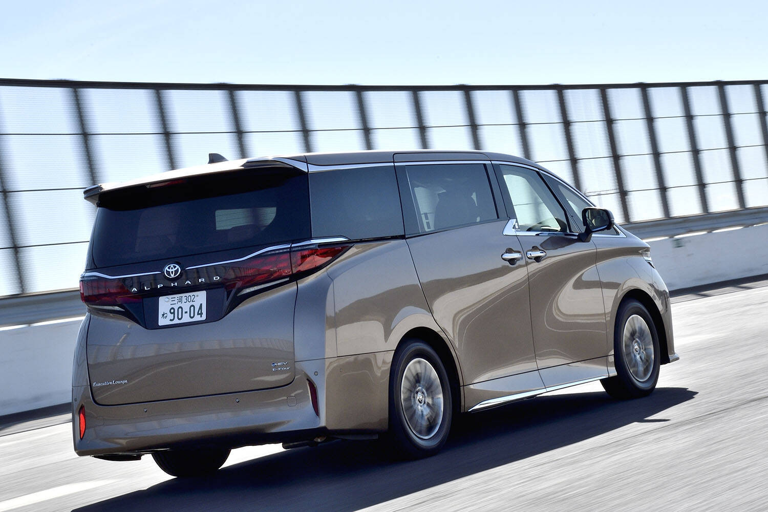 【試乗】新型アルファードの２列目席は豪華さと快適さがヤバい！　走りも大幅進化したが一般道では少し気になる点もアリ