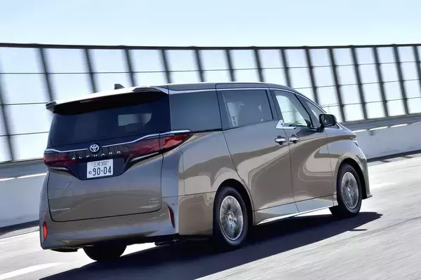 「【試乗】新型アルファードの２列目席は豪華さと快適さがヤバい！　走りも大幅進化したが一般道では少し気になる点もアリ」の画像