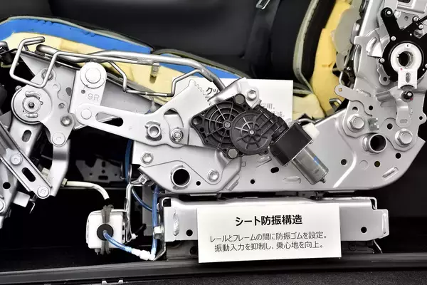 「【試乗】新型アルファードの２列目席は豪華さと快適さがヤバい！　走りも大幅進化したが一般道では少し気になる点もアリ」の画像