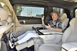 「【試乗】新型アルファードの２列目席は豪華さと快適さがヤバい！　走りも大幅進化したが一般道では少し気になる点もアリ」の画像8