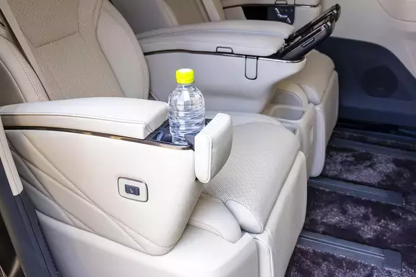 「【試乗】新型アルファードの２列目席は豪華さと快適さがヤバい！　走りも大幅進化したが一般道では少し気になる点もアリ」の画像