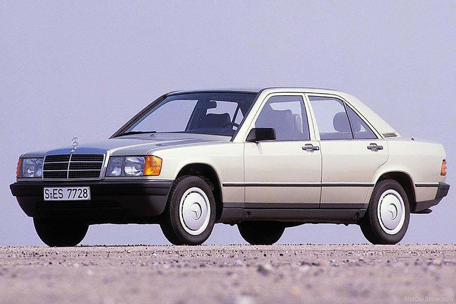 F40が新車の４倍の２億円で取引！　バカ高い自動車電話が大流行！　いまじゃ信じられないバブル時代にクルマに起こった「異常事態」