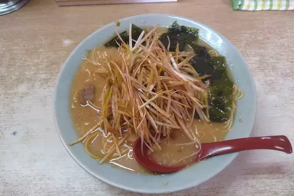 「「うまいまずいのラーメンショップ」って店名からしてぶっとんでる！　わざわざ遠方からも「トラックドライバー」が訪れる行列ラーメン店の秘密」の画像