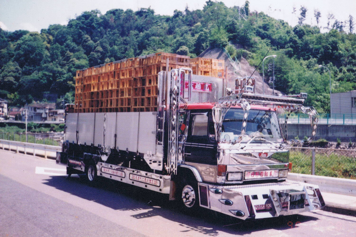 「うまいまずいのラーメンショップ」って店名からしてぶっとんでる！　わざわざ遠方からも「トラックドライバー」が訪れる行列ラーメン店の秘密