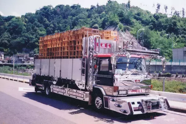 「「うまいまずいのラーメンショップ」って店名からしてぶっとんでる！　わざわざ遠方からも「トラックドライバー」が訪れる行列ラーメン店の秘密」の画像