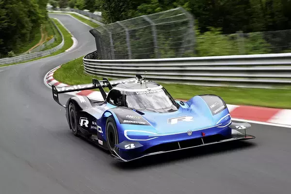 「EVになってもスバルはスバル！　1000馬力のシンメトリカルAWDでニュル最速を目指す」の画像