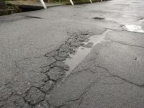 道路に穴が！　標識が破損してて！　道路のトラブルで事故が起こったら原則道路の管理者が補償してくれるハズ……が現実は？