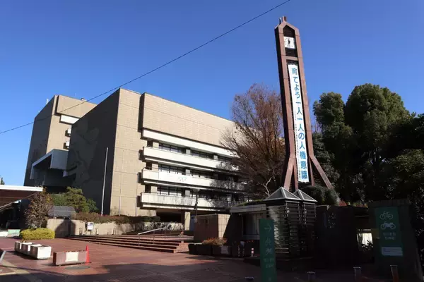 「道路に穴が！　標識が破損してて！　道路のトラブルで事故が起こったら原則道路の管理者が補償してくれるハズ……が現実は？」の画像