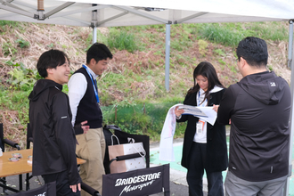 タイヤをテーマに学生とメーカーが本音で語り合える！　フォミュラジムカーナにブリヂストンが協賛するなるほど事情