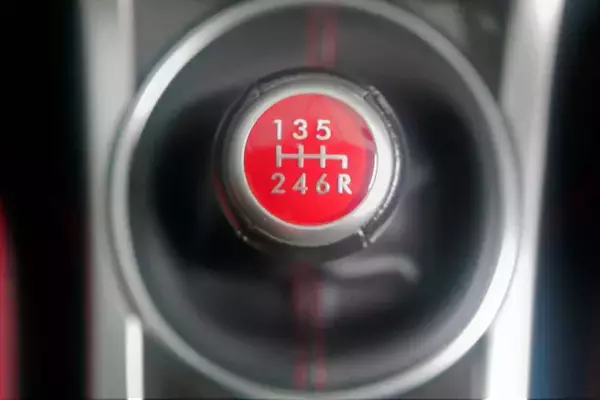 「シフトレバーを交換してパターン表記がないと違反！　じつはATも「D」や「R」が表示されないとダメだった」の画像