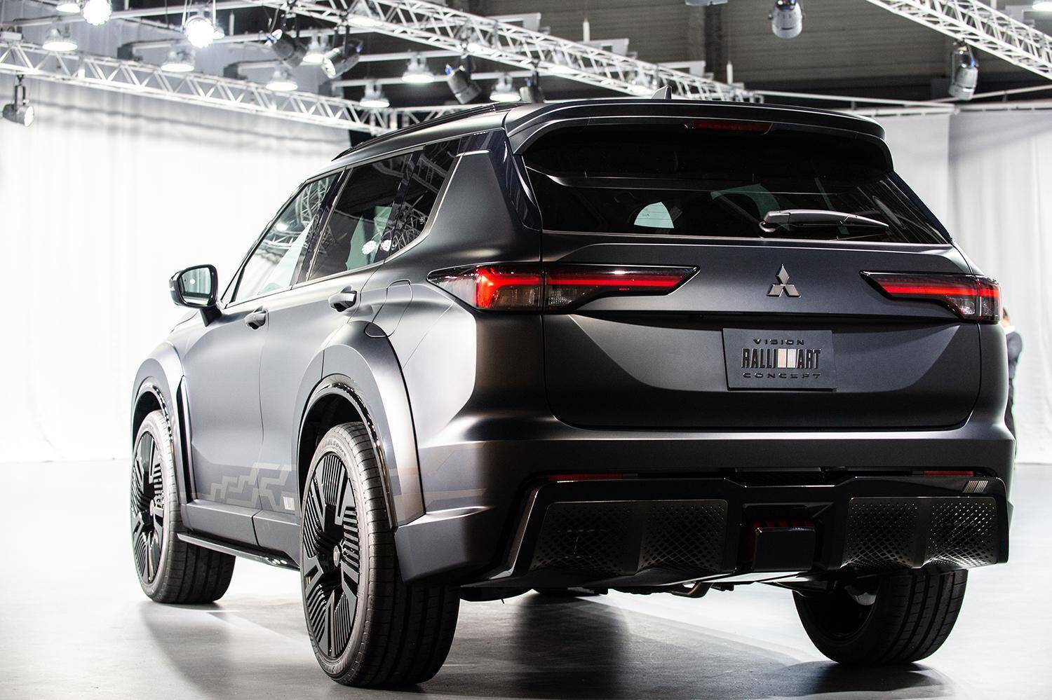 名門ラリーアート復活に大注目の軽EVも初披露！　話題のクルマがずらり揃った三菱ブース【東京オートサロン2022】