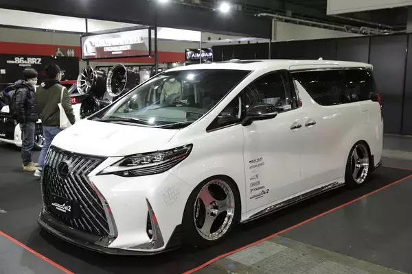 「鬼キャン御用達ホイールのその名も「Oni」！　レクサス版アルファードのLMにも装着【大阪オートメッセ2022】」の画像