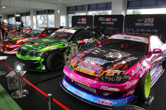 ドリフトマシンにショップも勢揃いで激アツ！　フォーミュラドリフトジャパンがブースを超えて「ゾーン」を展開【大阪オートメッセ2026】