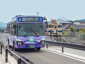 鉄道とバスのいいとこ取り……だが課題もアリ！　いま注目を集める「BRT」とは