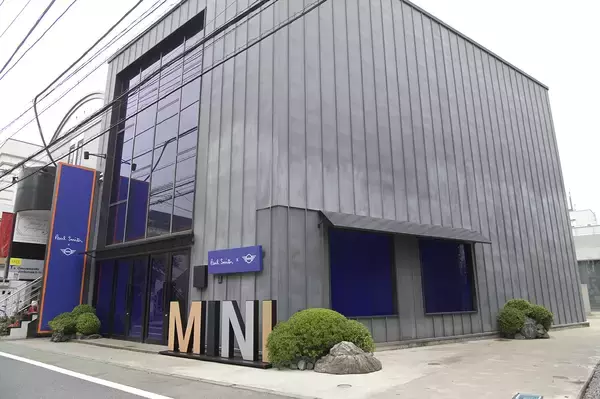 原宿にポール・スミス（本人）降臨！　コラボMINI２台を前にマシンガントークショー