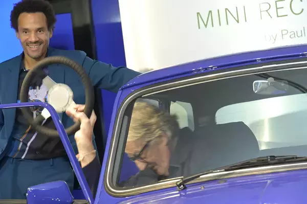 「原宿にポール・スミス（本人）降臨！　コラボMINI２台を前にマシンガントークショー」の画像