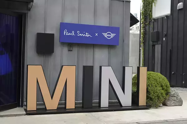 「原宿にポール・スミス（本人）降臨！　コラボMINI２台を前にマシンガントークショー」の画像