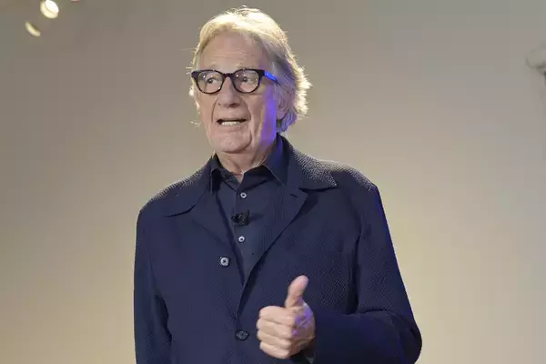 「原宿にポール・スミス（本人）降臨！　コラボMINI２台を前にマシンガントークショー」の画像