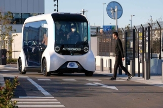 同じ自動運転バスでも人型ロボットが運転したほうが安心？　利用客は自動運転バスにまだまだ「抵抗アリ」だった