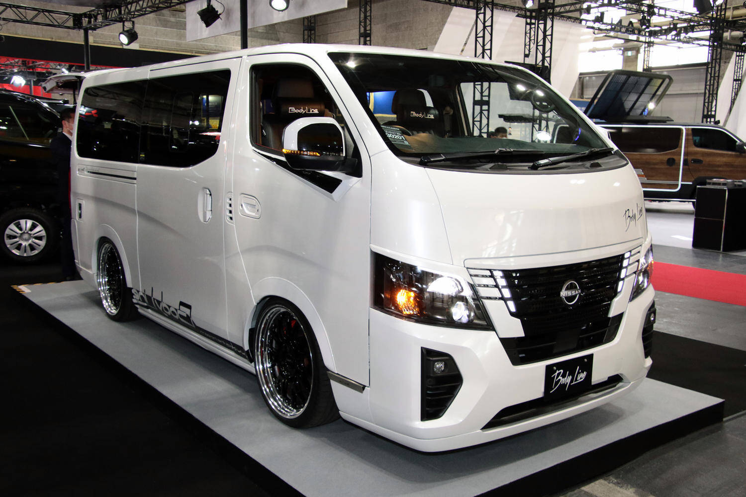 王者ハイエースに挑戦状！　ディーラーとショップが手を組んだ３台の「俺のキャラバン」が圧巻のカッコ良さ