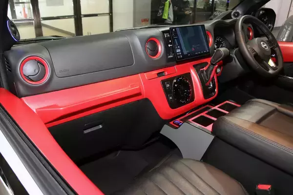 「王者ハイエースに挑戦状！　ディーラーとショップが手を組んだ３台の「俺のキャラバン」が圧巻のカッコ良さ」の画像