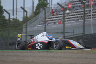 なんと64歳のドライバーもバリバリに活躍！　ガチだけど意外に安く参戦できるフォーミュラレース「FIA-F4」が面白かった