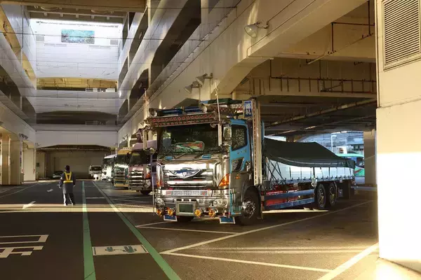 大型トラックの確実な休憩で「黄色いペットボトル」問題も解決！　全国11カ所のSAで実施中の「短時間限定駐車マス」とは？