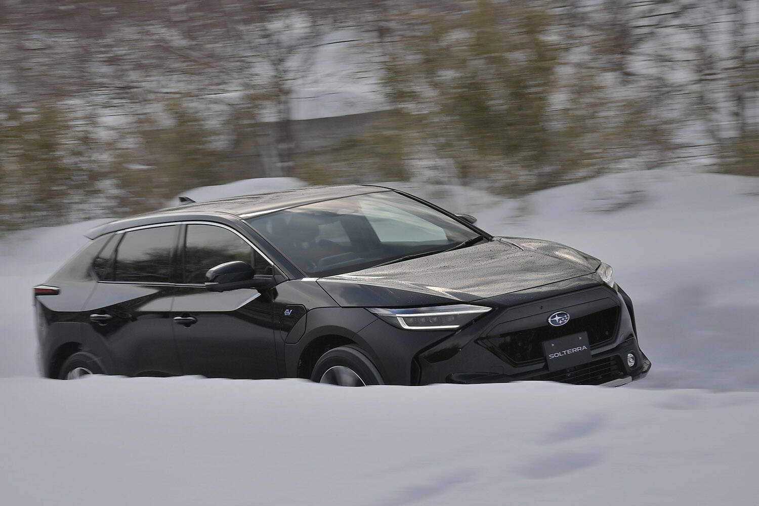 【試乗】発売前なのにイキナリ雪道！　スバルのEV「ソルテラ」のAWDはやっぱりスバルらしさ全開だった