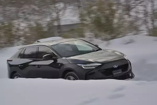 「【試乗】発売前なのにイキナリ雪道！　スバルのEV「ソルテラ」のAWDはやっぱりスバルらしさ全開だった」の画像