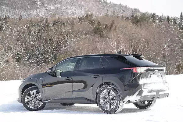 「【試乗】発売前なのにイキナリ雪道！　スバルのEV「ソルテラ」のAWDはやっぱりスバルらしさ全開だった」の画像