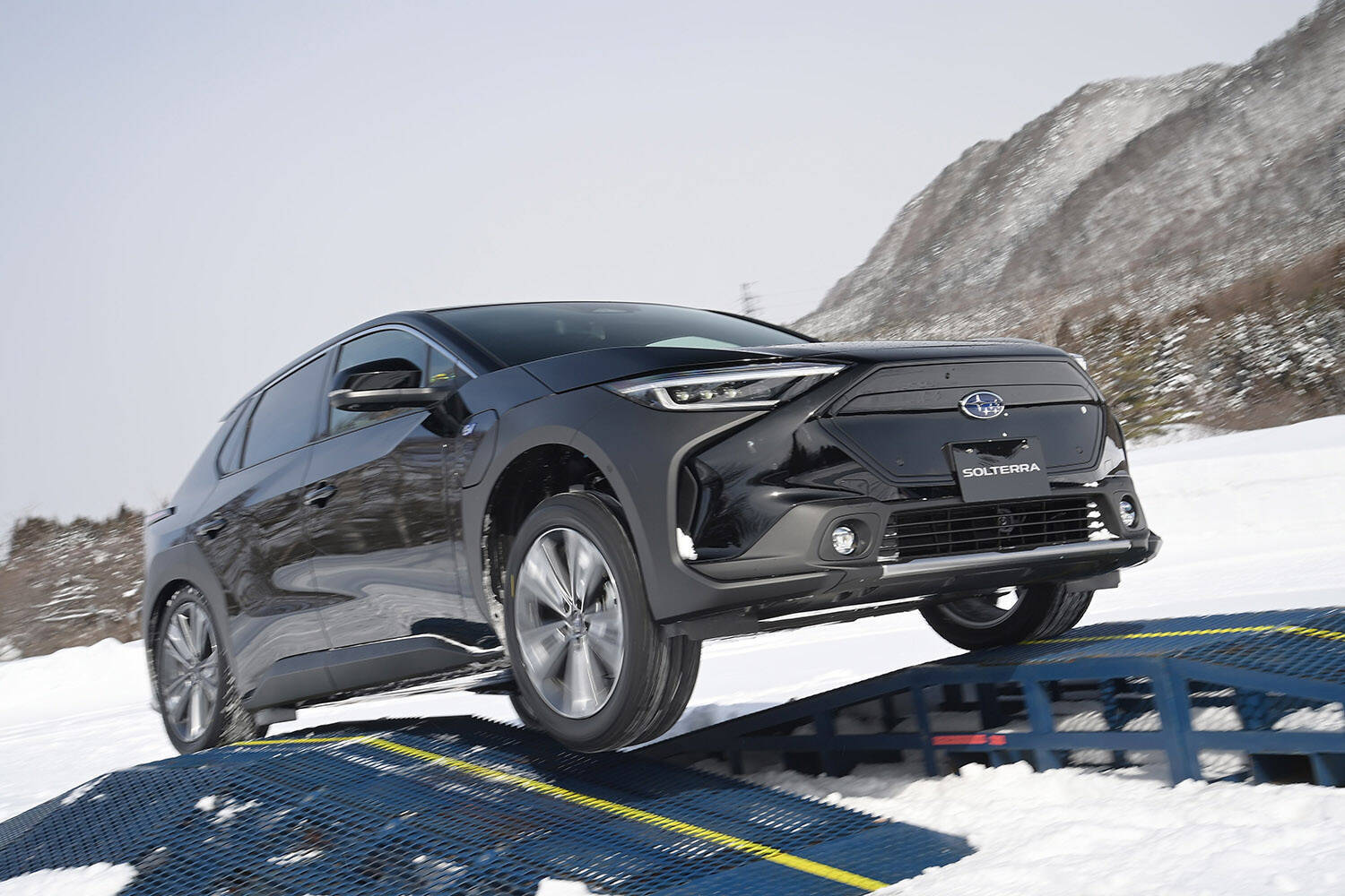 【試乗】発売前なのにイキナリ雪道！　スバルのEV「ソルテラ」のAWDはやっぱりスバルらしさ全開だった