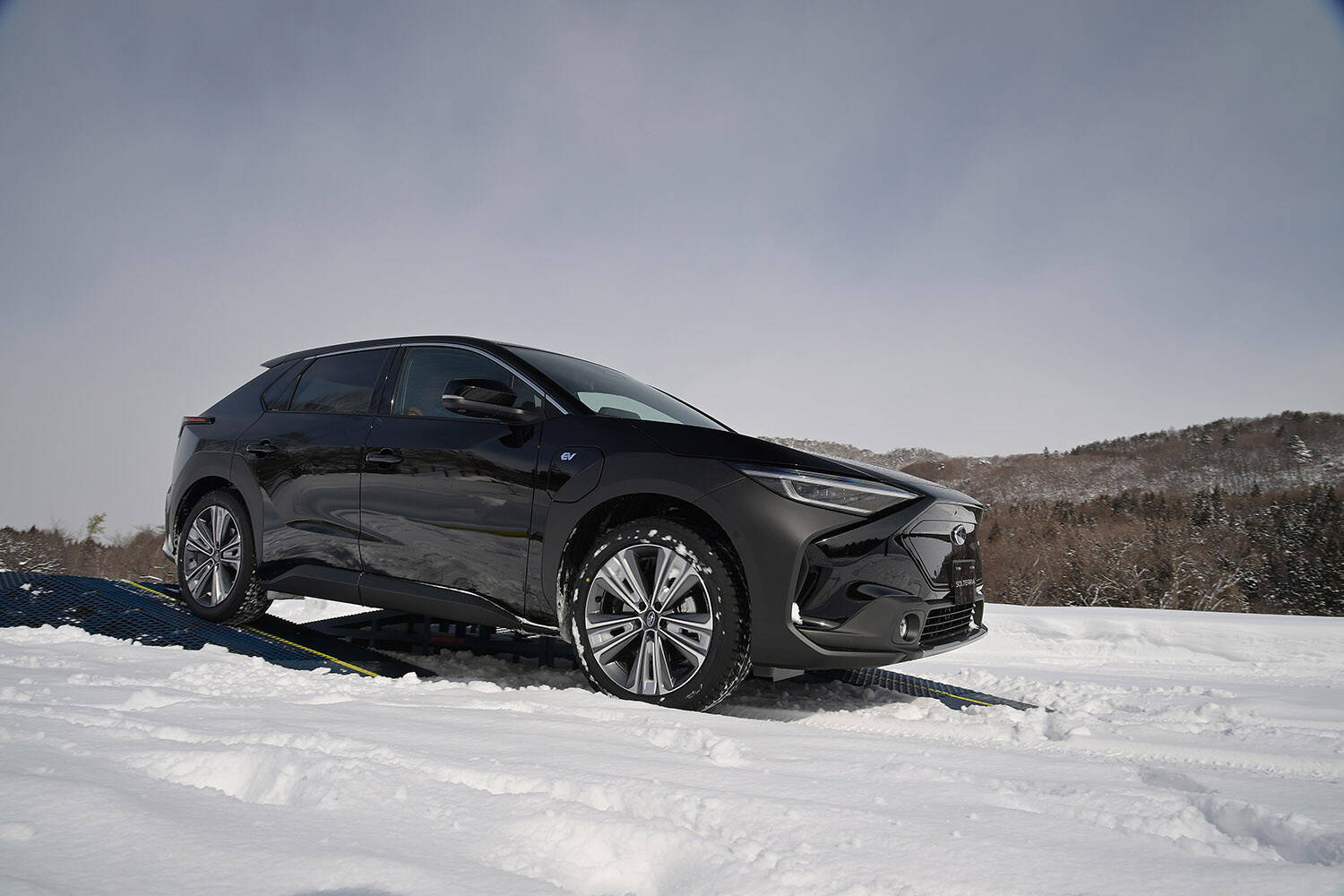 【試乗】発売前なのにイキナリ雪道！　スバルのEV「ソルテラ」のAWDはやっぱりスバルらしさ全開だった